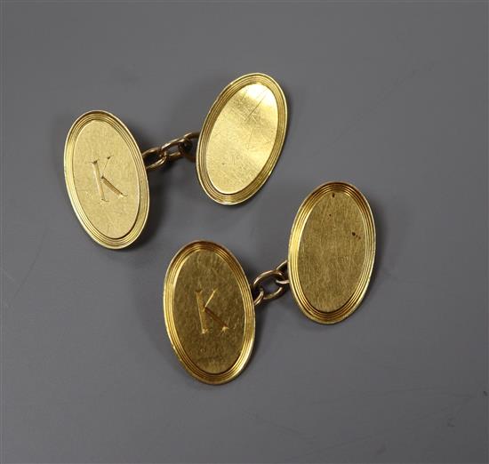 A pair of 18ct. gold engraved oval disc cufflinks, 7 grams.